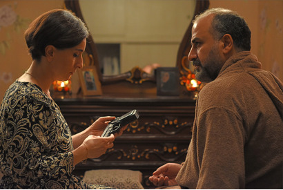 「これがイランの女性の姿」家族のために心を砕く母の姿が印象的『聖なるイチジクの種』本編映像 画像