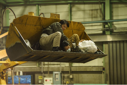 生田斗真、ショベルカーで大乱闘　Netflix映画『Demon City 鬼ゴロシ』本編クリップ 画像