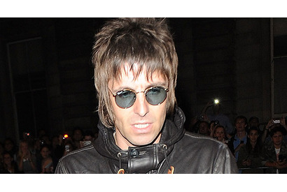 元オアシスのリアム・ギャラガー、兄の代わりに映画『テッド』のテディベアとツアー!? 画像