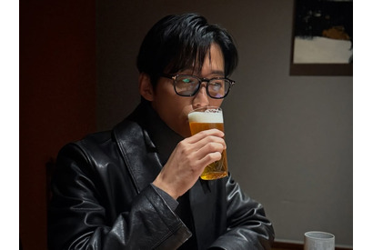 『恋人』ナムグン・ミン、ますますカッコいい！雑誌のワンカットな“仕事終わりの一杯”【PHOTO】 画像