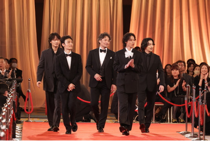 【第48回日本アカデミー賞】綾野剛＆草彅剛＆山口馬木也＆山崎賢人＆横浜流星ら、笑顔でレッドカーペットを闊歩 画像