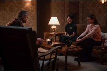 ヒュー・グラント「変わり者の役にどうしても惹かれる」『異端者の家』インタビュー映像 画像