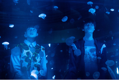 萩原利久＆河合優実、関西の街を巡るデートシーン『今日の空が一番好き、とまだ言えない僕は』場面写真 画像