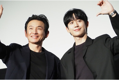 ファン・ジョンミン＆チョン・ヘイン、がっつり握手「素晴らしいエネルギーを持った俳優」 画像