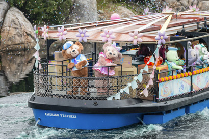 【ディズニー】ダッフィーたちの20周年の旅が始まる！「ダッフィー＆フレンズ20周年：カラフルハピネス」お披露目 画像