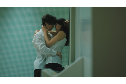 麻生久美子＆塩野瑛久のキスシーンに視聴者「脳みそが追いつきません」…「魔物」第2話 画像