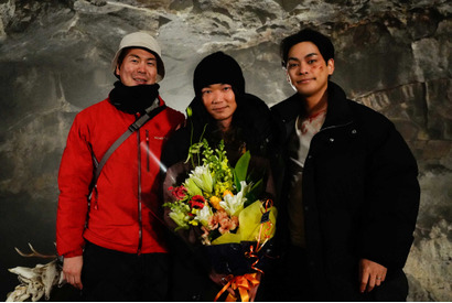 柳楽優弥＆笠松将らオフショットも！壮大なスケールの撮影裏側をとらえる「ガンニバル」メイキング映像 画像