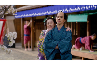 女性ファンから歓声を浴びる蔦重に「べらぼうにモテてる」の声…「べらぼう」第17話 画像