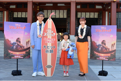 山寺宏一、スティッチは「ピュア度ナンバーワン」永尾柚乃＆MOMONAらと大ヒット祈願 画像