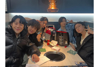 “早くもロス”『いつかは賢いレジデント生活』主演俳優たちの仲良し集合写真に反響【PHOTO】 画像