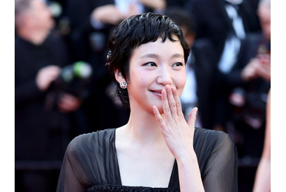 キム・ゴウン、カンヌ国際映画祭で独自のオーラを放つ！“地中海の風と共にコーヒータイム” 画像