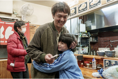 撮影合間のにこやかな表情も！丸山隆平主演『金子差入店』メイキング映像 画像