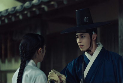 イ・ジェウク、衝撃シーンの直後に誕生日サプライズ!?　Netflix「呑金／タングム」映像 画像