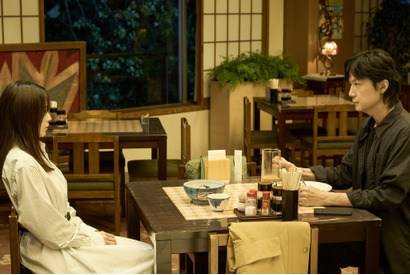 福山雅治、有村架純が「作品にリアリティを持たせてくれている」『ブラック・ショーマン』特報映像 画像