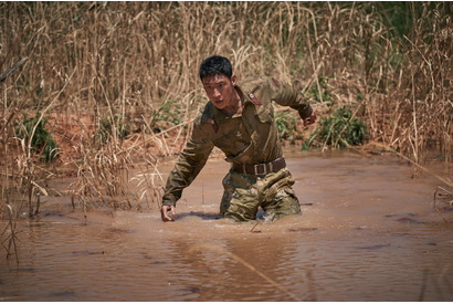 イ・ジェフン、泥水に潜る姿も『脱走』メイキング映像第2弾公開 画像