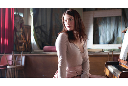 ボンドガールが今度は音楽教師に！ジェマ・アータートン、新作『アンコール!!』を語る 画像