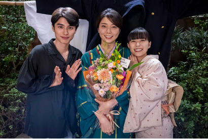 森カンナ＆咲妃みゆら、芳根京子“なつ美”の家族クランクアップ「波うららかに、めおと日和」 画像