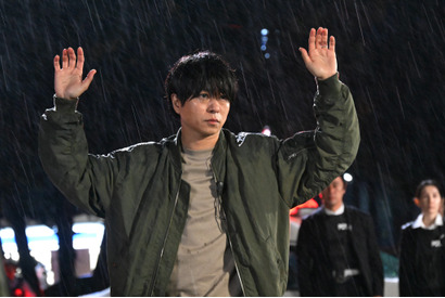 櫻井翔“武蔵”の見つめる先には…「放送局占拠」場面写真＆あらすじ公開 画像