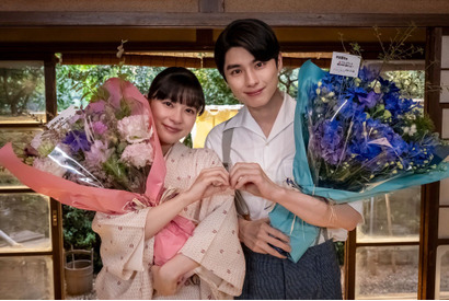 芳根京子＆本田響矢「2人でボロ泣きだね」「波うららかに、めおと日和」感涙のクランクアップ 画像