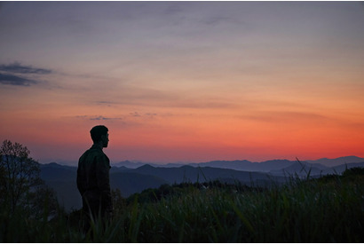 イ・ジェフンが星空の下を全力疾走！脱走前夜切り取る『脱走』本編冒頭映像 画像