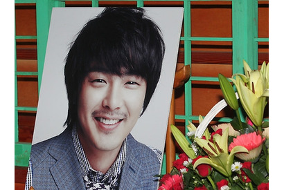 故パク・ヨンハさんの15周忌。納骨堂を訪れたジェジュンが想いを綴る「心の中に生きている」 画像