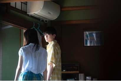 高石あかり＆高橋文哉『夏の砂の上』まっすぐな気持ちに戸惑う場面写真解禁 画像