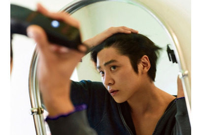 自ら髪を切る姿も…Disney+初の韓国時代劇で主演を務めるロウン、入隊直前に魅せた最後の変身 画像