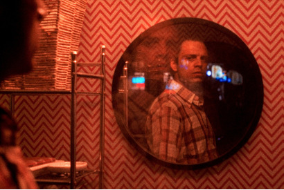 主人公が新しい顔で夜のバーへ…『顔を捨てた男』本編映像 画像