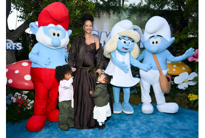 第3子妊娠中のリアーナ、声優＆製作を務める『劇場版スマーフ』最新作プレミアに息子2人と登場 画像