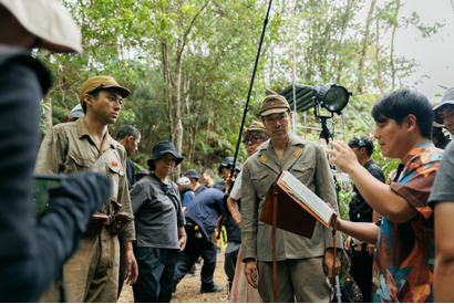 堤真一＆山田裕貴、クランクイン前に頭を坊主に『木の上の軍隊』メイキング 画像