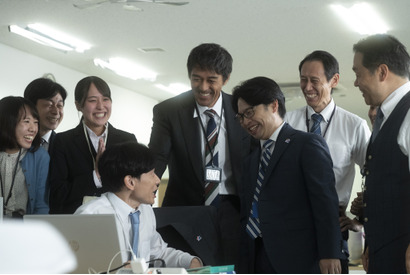 いったい誰がハメたのか 警察、部下、謎のママ…阿部寛主演『俺ではない炎上』場面写真 画像