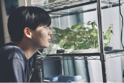 長尾謙杜“宮嶺”、恋心と疑惑に揺れる表情切り取る『恋に至る病』場面写真 画像