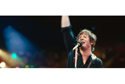 ジェレミー・アレン・ホワイトが名曲熱唱『スプリングスティーン 孤独のハイウェイ』場面写真 画像