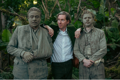 ベニチオ・デル・トロ＆マイケル・セラが泥だらけ！『ザ・ザ・コルダのフェニキア計画』オフショット公開 画像