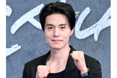 ヤクザ風から優しい男まで、七変化するイ・ドンウクの現場ショット公開 画像