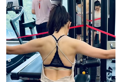 “1児の母” 女優ソン・イェジン、美しく割れた背中を公開。筋トレの様子に応援の声【PHOTO】 画像