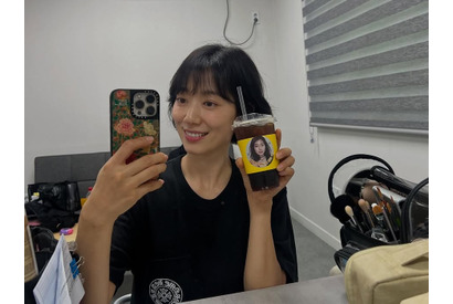 女優パク・シネが次回作の撮影中！女優仲間からの差し入れに“ハートポーズ”【PHOTO】 画像
