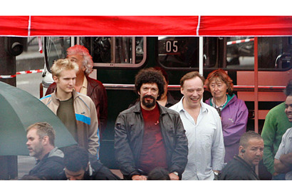 真夏のパリで、伝説の凶悪犯の実話映画を撮影中 画像