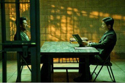 イ・ソンギュン“大佐”が苦悩の表情浮かべる…チョ・ジョンソク“弁護士