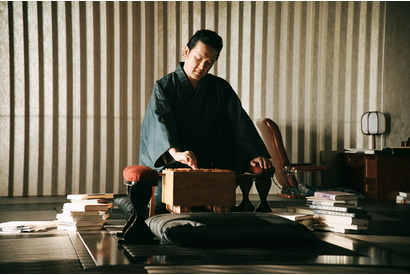 森愁斗＆山口紗弥加＆中村獅童ら将棋の名門“結城家”の面々捉えた場面写真　 のん主演「MISS KING / ミス・キング」 画像