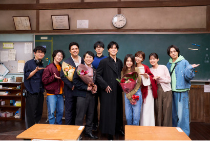 「圧巻だった」福山雅治＆有村架純ら『ブラック・ショーマン』大ヒット記念クランクアップ写真到着 画像