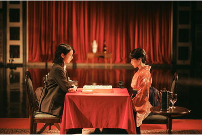 のん vs 鳴海唯「MISS KING / ミス・キング」ライバル場面写真 画像