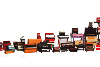 アンティークのトイピアノや小さな楽器のエキシビションが表参道で開催 画像