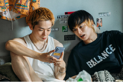 北村匠海“タクヤ”が女性を装い、男性を誘い出す…『愚か者の身分』本編映像 画像