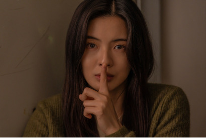 謎の張り紙、奇妙なイラスト、不気味な男…劇中登場の不穏なアイテム＆人物捉える『層間騒音』場面写真 画像