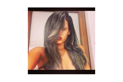 リアーナ、髪をアイスグレーに染めて新たなヘアトレンドを確立 画像