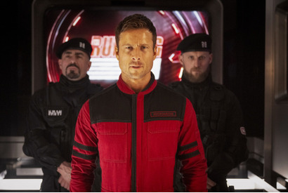 『ランニング・マン』グレン・パウエル、圧倒的不利な逃走劇が始まる本予告編＆新写真到着 画像