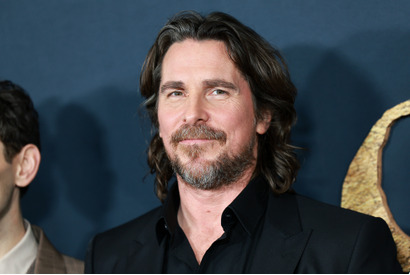 クリスチャン・ベイル、自身の出演作で子どもにオススメしたい映画は宮崎駿監督の『ハウルの動く城』 画像