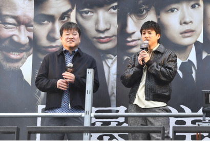 山田裕貴＆佐藤二朗、雨の新宿でサプライズ街頭演説「“『爆弾』観た？ヤバいよ！”自然と広まっていく気がして」 画像