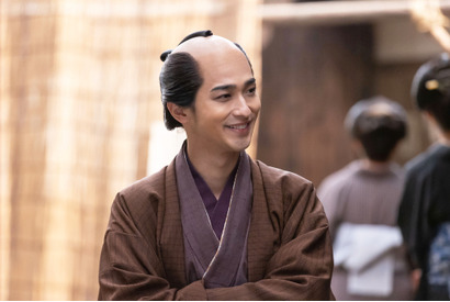 “蔦重”横浜流星の神々しさで時空が歪む？ くっきー！がキラキラ2ショット公開「べらぼう」 画像